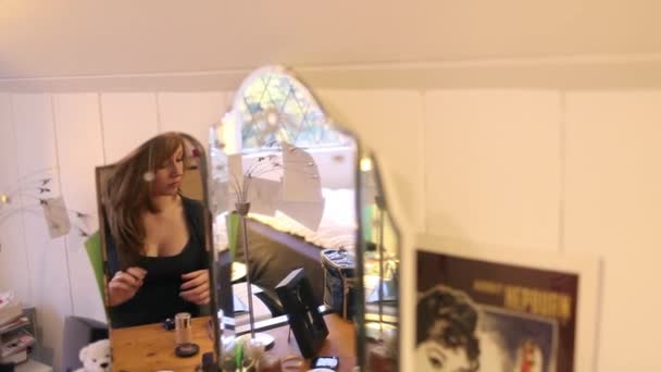 Девочка Подросток Отражается Зеркале Стола — стоковое видео