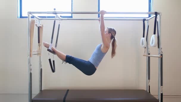 Mladá Žena Která Dělá Pilates — Stock video