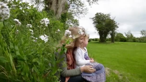 Junge Frau Und Tochter Schauen Über Das Feld — Stockvideo