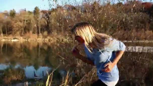 Vista Lateral Jovem Mulher Correndo Longo Ribeira — Vídeo de Stock