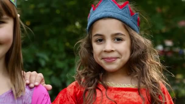 Drie Meisjes Verkleed Als Koninginnen Kronen — Stockvideo