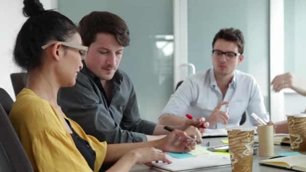 Cinco Jóvenes Que Trabajan Cargo — Vídeo de stock