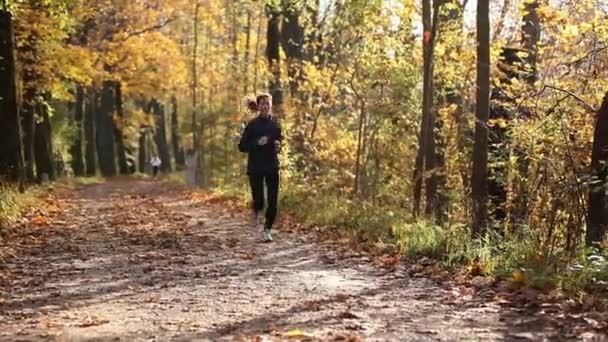 Ung Kvinna Jogging Genom Skogen — Stockvideo