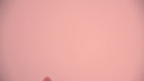 子豚のピンクの背景に寝て — ストック動画