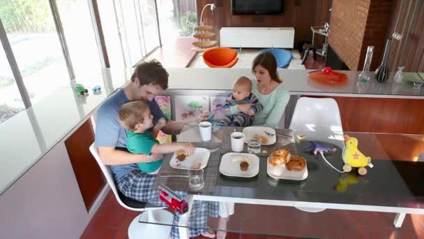 Rodinné Stravování Snídaně Doma Kuchyně — Stock video