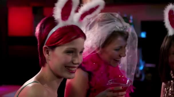 Quatre Jeunes Femmes Qui Trinquent Avec Des Cocktails Soir Des — Video