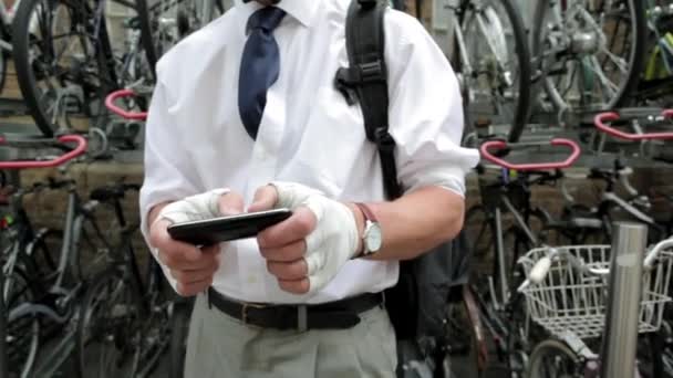 Empresario Casco Bicicleta Con Teléfono Inteligente Aire Libre — Vídeo de stock