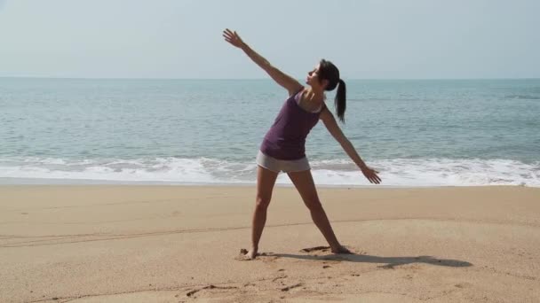 Ung Kvinna Utövar Yoga Vid Havet — Stockvideo