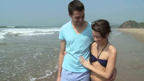 情侣微笑着 走在海边 — 图库视频影像