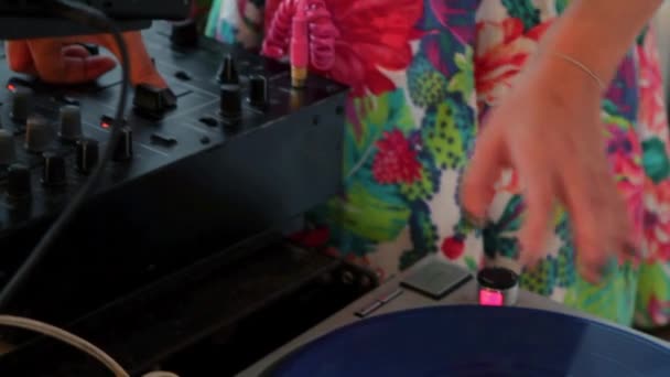ディスクジョッキー再生レコード上のミキシングデスクでパーティー — ストック動画