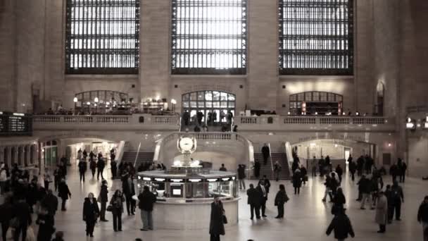 在纽约大中央车站的大厅里的人 — 图库视频影像