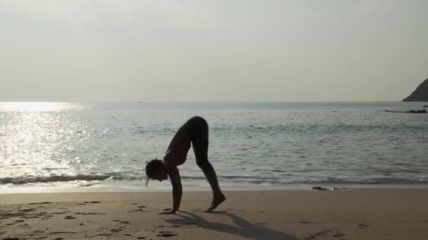 Žena Provádění Posloupnost Jóga Představuje Oceán — Stock video