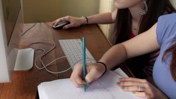 Due Ragazze Adolescenti Che Fanno Compiti Utilizzano Computer — Video Stock