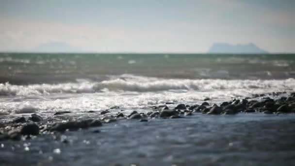 远处的鹅卵石海滩和直布罗陀的风景 西班牙马贝拉 — 图库视频影像