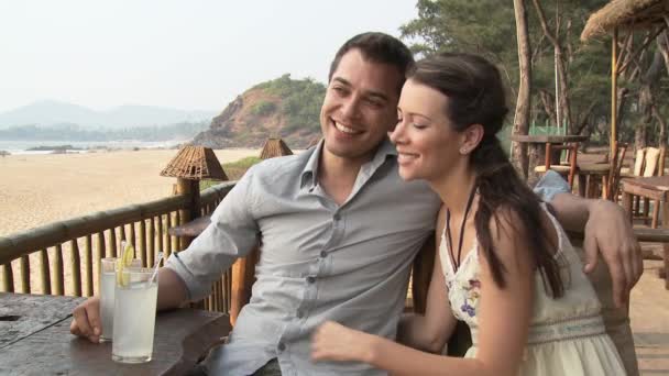 Pareja Tomando Algo Bar Playa — Vídeos de Stock