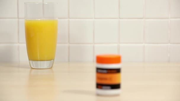 Szklanka Soku Pomarańczowego Tabletki Witaminowe — Wideo stockowe