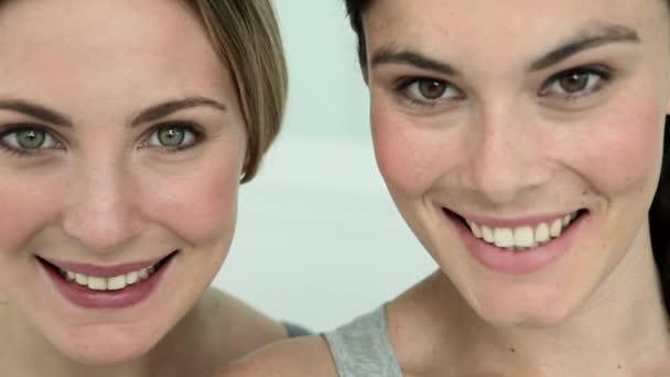 Närbild Två Unga Kvinnor Som Skrattar — Stockvideo