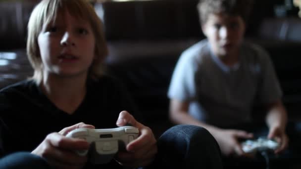 ビデオゲームで遊ぶ二人の少年 — ストック動画