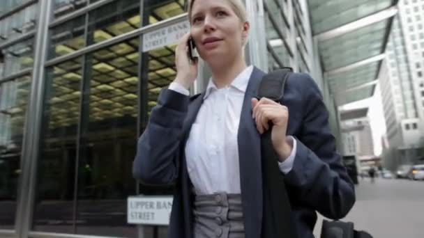 Бізнес Леді Розмовляють Мобільному Телефоні Міській Вулиці — стокове відео