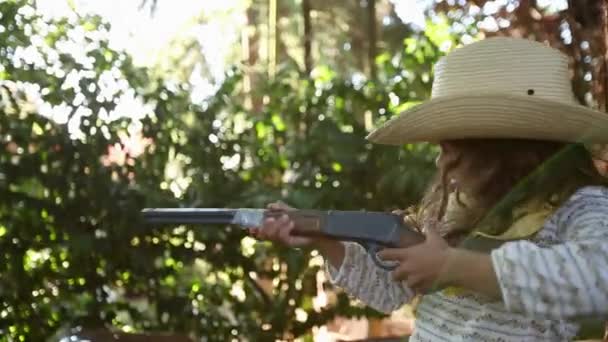 Menina Vestida Vaqueira Com Rifle Brinquedo — Vídeo de Stock