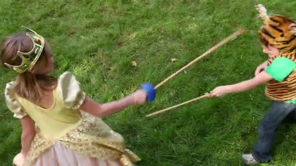 Kinderen Fancy Jurk Spelen Met Speelgoed Zwaarden — Stockvideo