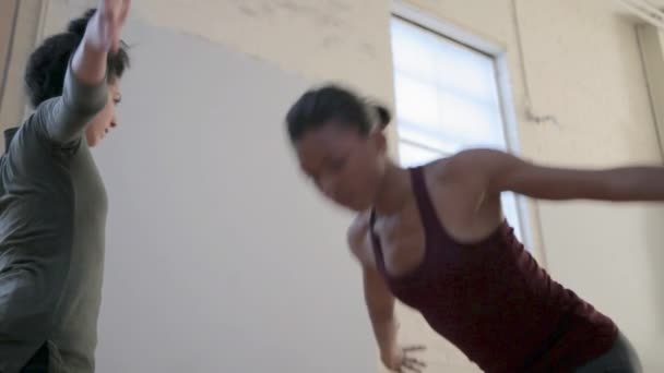 Vrouwen Beoefenen Yoga Met Instructeur — Stockvideo