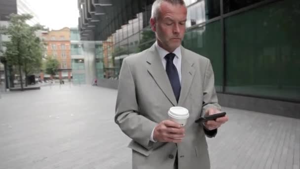 商人在城市街道上使用智能手机 — 图库视频影像