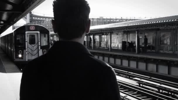 Homem Estação Metrô Enquanto Trem Chega — Vídeo de Stock