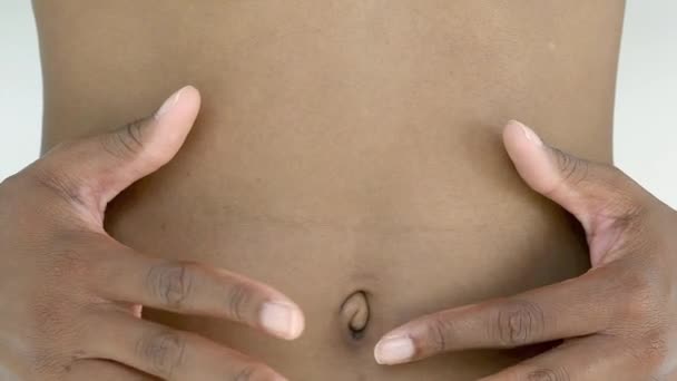 胃に触れる女性のクローズ アップ — ストック動画
