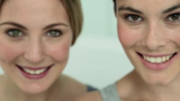 Dos Mujeres Jóvenes Riendo Sonriendo Cámara — Vídeos de Stock