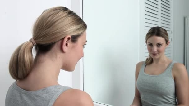 Reflexão Jovem Mulher Espelho Banheiro — Vídeo de Stock