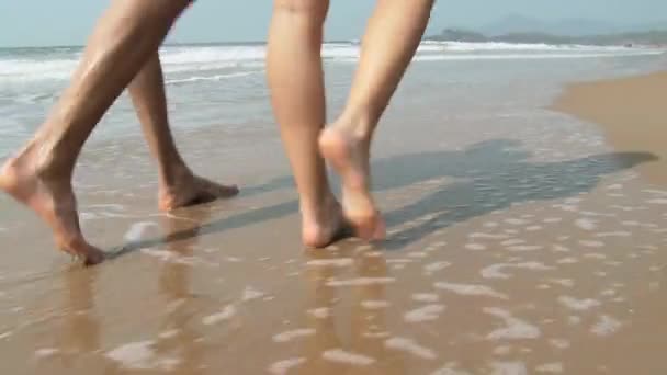 Πόδια Του Ζευγάρι Περπάτημα Στο Κύμα Της Θάλασσας — Αρχείο Βίντεο