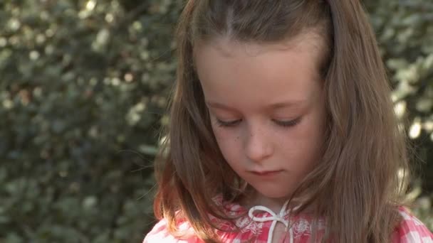 Niña Sosteniendo Planta Lanzando Hoja — Vídeo de stock