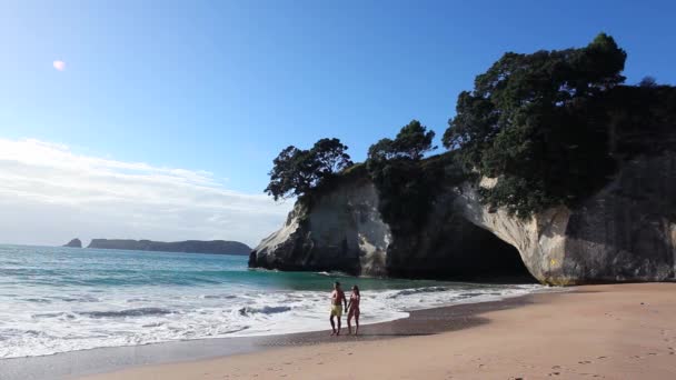 Sahilde Yürüyen Çift Whanganui Hei Katedral Koyu Yeni Zelanda — Stok video