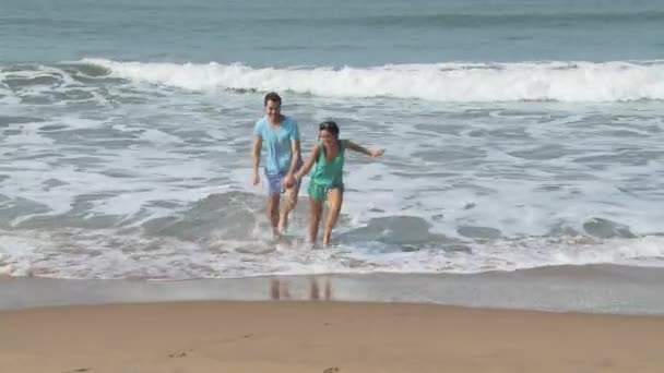 夫妇牵手 从海上奔跑 — 图库视频影像