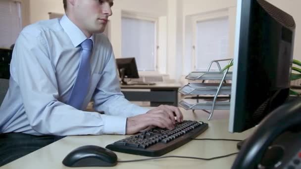 Вид Сбоку Офисного Работника Использующего Компьютер — стоковое видео