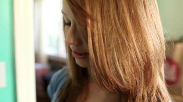 10代の女の子食べるスライスのアップル — ストック動画