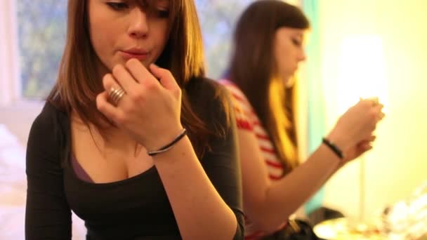 Duas Meninas Adolescentes Pintando Unhas — Vídeo de Stock