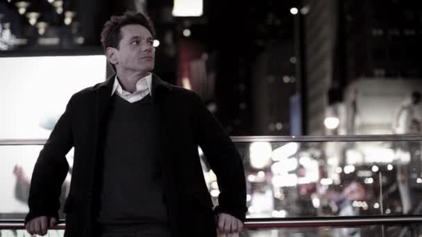 Muž Stojící Náměstí Times Square Hledat Dál — Stock video