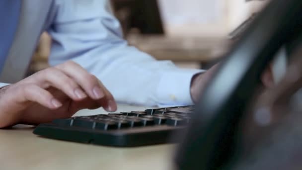 Bilgisayar Klavye Kullanarak Ofis Çalışanı — Stok video