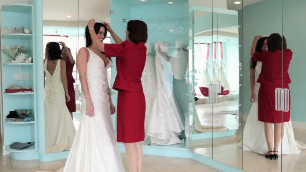 Дочка Намагається Весільній Сукні Мати Одягає Тіара — стокове відео