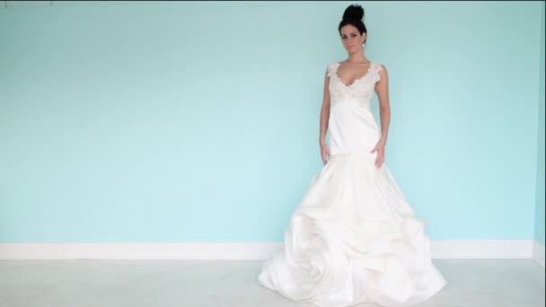 ウェディングドレスを着た女性 スタジオショット — ストック動画