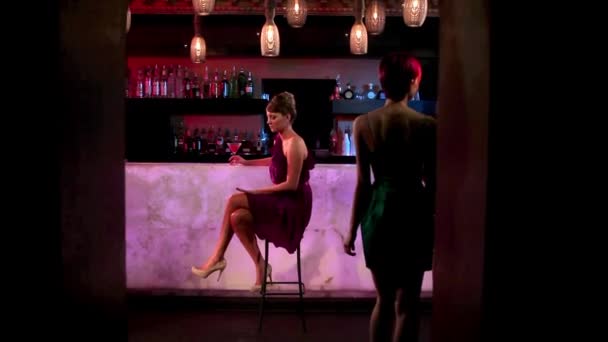 Kokteyl Barında Oturan Genç Kadın — Stok video