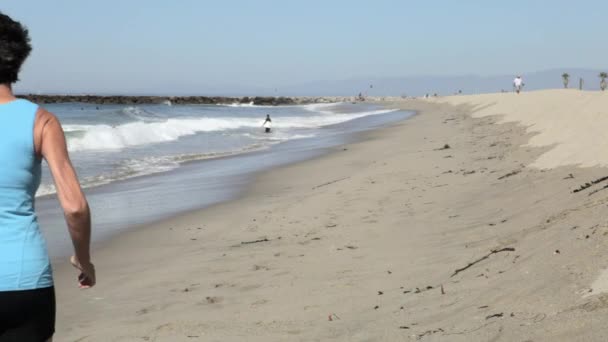 シニア カップルがビーチでジョギング — ストック動画