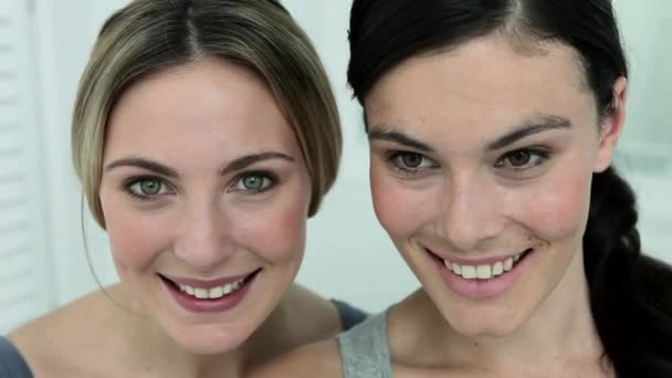 Zwei Junge Frauen Lachen Badezimmer — Stockvideo