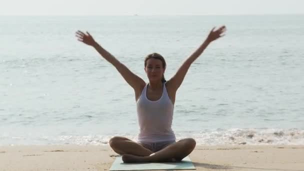 Vrouw Die Yoga Beoefent Aan Zee — Stockvideo