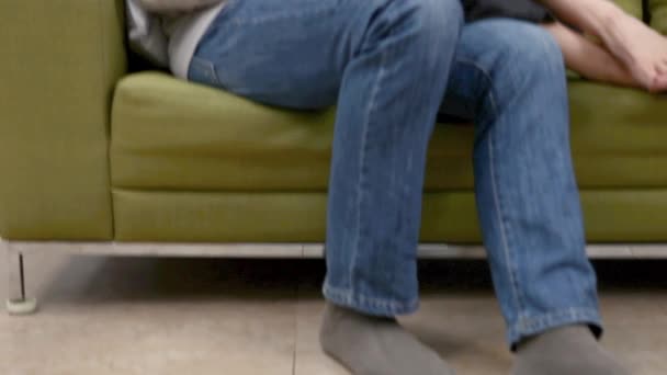 Ältere Paare Reden Zusammen Auf Dem Sofa — Stockvideo