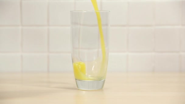 Hälla Apelsinjuice Ett Glas — Stockvideo