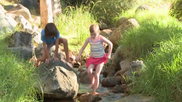 Niño Niña Caminando Sobre Rocas Río — Vídeos de Stock