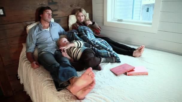 Familie Spelen Bed — Stockvideo